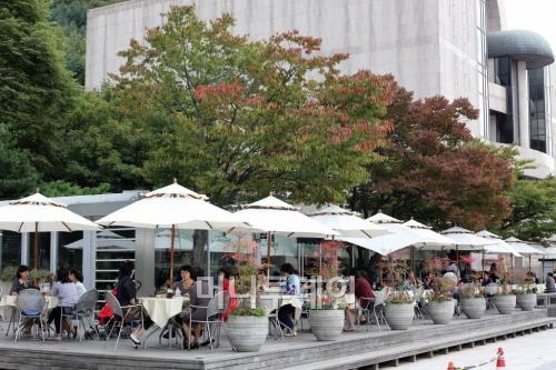 ↑서울 예술의전당 오페라하우스와 음악당 사이에 있는 분수광장을 찾은 사람들이 여유로운 가을 오후를 즐기고 있다. ⓒ임성균 기자 tjdrbs23@