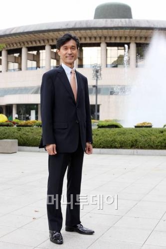 ↑모철민 사장은 예술은전당 분수광장을 '대한민국에서 가장 아름다운 광장'이라고 소개하며 "기존의 자연미를 살리면서도 더 예쁘게 보일 수 있도록 재정비할 것"이라고 말했다. ⓒ임성균 기자 tjdrbs23@