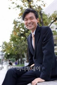 ↑서울 예술의전당 분수광장 감나무를 배경으로 모철민 사장이 활짝 웃고 있다. ⓒ임성균 기자 tjdrbs23@