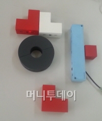 ↑한글봇 시제품 모습. 블록을 글자 모양으로 맞추니 실제로 '한'이라는 발음이 나왔다.