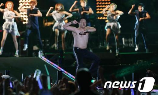 ▲공연의 열기가 절정에 이르자 상의를 탈의한 싸이