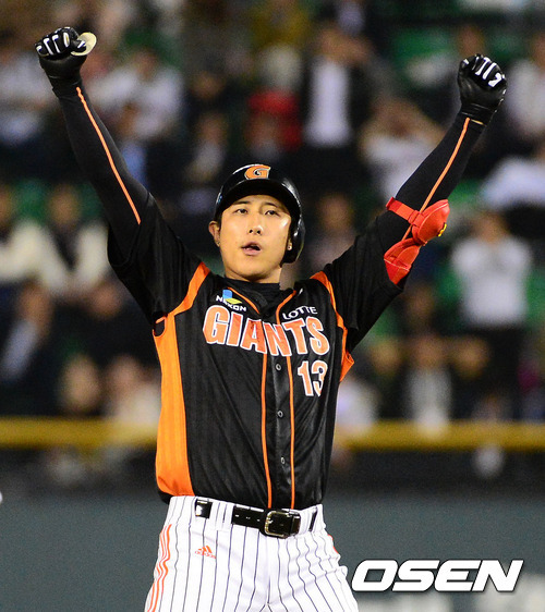 10회초 1사 2,3루 손아섭이 스퀴즈 번트를 성공시키고 있다. ⓒOSEN