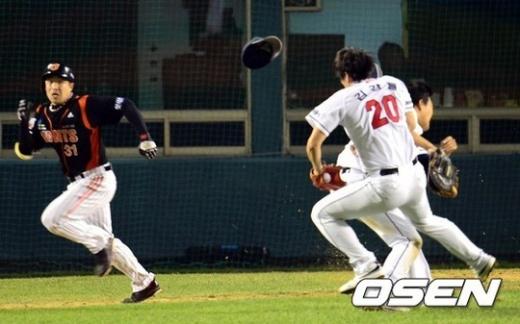 손아섭의 스퀴즈번트를 수비하던 오재일과 김강률이 서로 부딪혀 쓰러지고 있다. ⓒOSEN