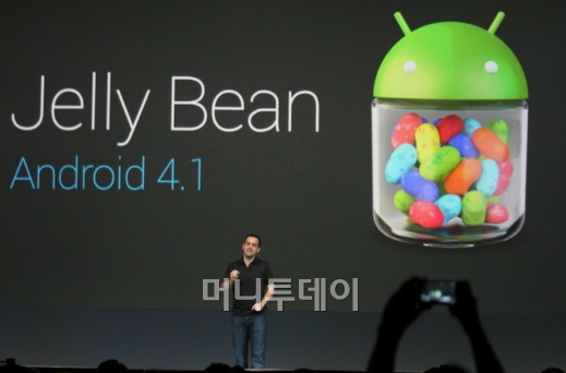 ↑ 휴고 바라 구글 안드로이드 제품 총괄 디렉터가 지난 6월 27일 미국 샌프란시스코에서 열린 '구글 I/O'에서 '젤리 빈'을 소개하고 있다. <사진=구글 플러스>