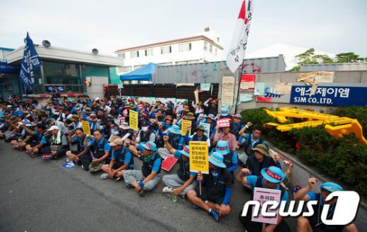 ↑(안산=뉴스1) 유승관 기자= 민주노총이 지난 8월29일 오후 수도권 총파업 집회를 마친 금속노조 조합원들이 경기도 안산 반월공단 내 SJM공장으로 이동해 SJM의 불법 직장폐쇄와 용역 폭력을 규탄하는 구호를 외치고 있다.