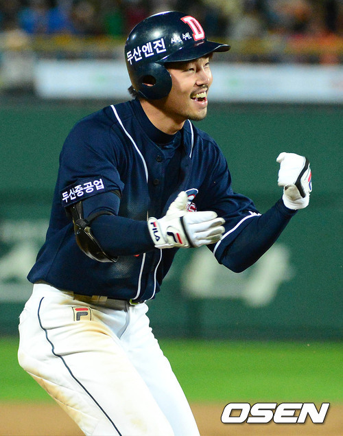 7회초 1사 1,2루 두산 오재원이 2타점 적시 3루타를 치고 환호하고 있다. ⓒOSEN