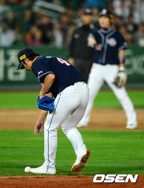 2회말 2사 21,3루에서 두산 이용찬이 볼을 흘리며 보크를 범하고 있다. ⓒOSEN