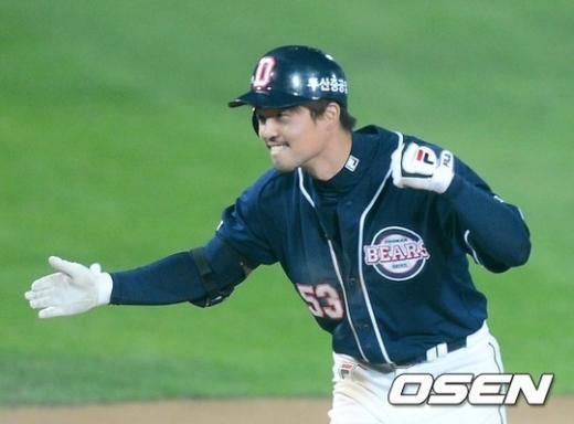 7회초 1사 1,2루 오재원 2타점 적시타를 날리고 3루에서 환호하고 있다. ⓒOSEN