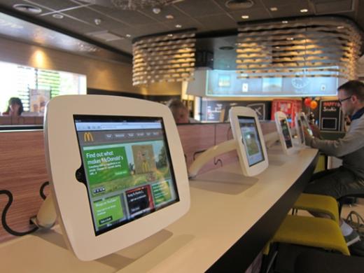 ▲ 손님들이 테이블마다 설치된 아이패드를 무료로 이용할 수 있는 미국 버지니아 비치 맥도날드 ⓒtecnodiva.com