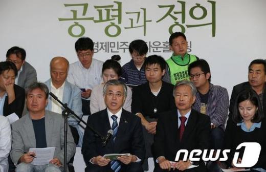 ▲문재인 민주통합당 대통령후보가 11일 오전 서울 여의도 중소기업중앙회에서 '공존·공생의 경제민주주의'라는 주제로 열린 경제민주화 타운홀미팅을 열고 모두발언을 하고 있다.