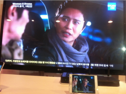 ↑TV와 스마트폰의 콘텐츠 연동을 '원터치 플레이' 기능을 통해 메뉴 선택 한번으로 간편하게 할 수 있다.