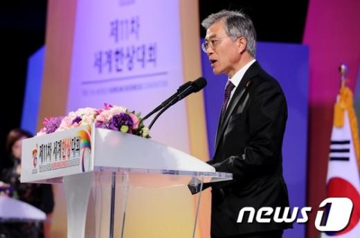 문재인 민주통합당 대선 후보가 16일 서울 강남구 삼성동 코엑스에서 열린 제11회 세계한상대회에서 축사를 하고 있다