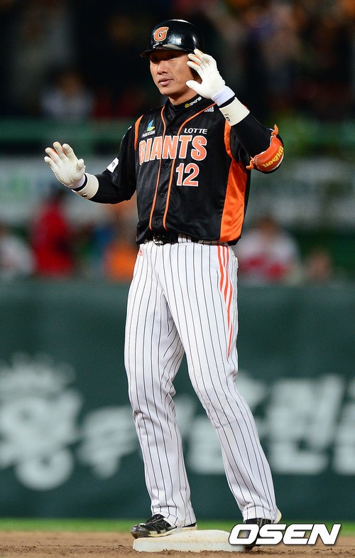 7회초 1사 2루 롯데 김주찬이 우전 적시 2루타를 치고 타임을 외치고 있다. ⓒOSEN