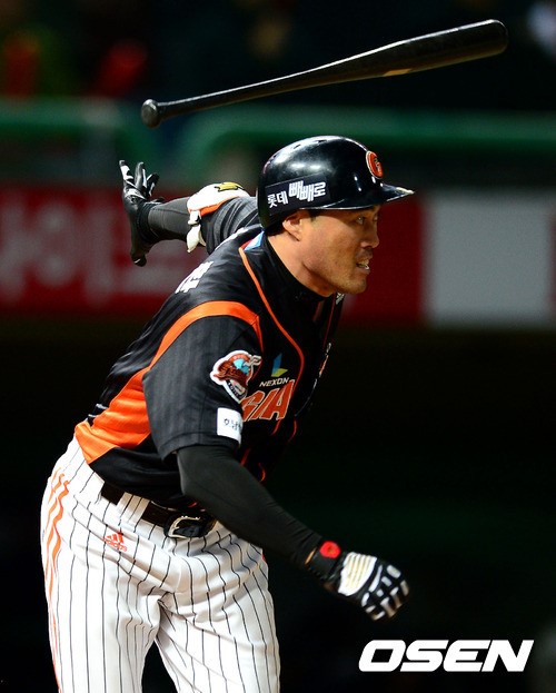 7회초 1사 2루 롯데 조성환이 중전 동점 적시타를 치고 있다. ⓒOSEN