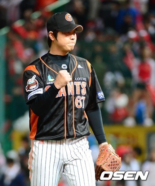 7회말 2사 1,3루 박정권을 외야플라이로 처리 위기를 넘긴 김성배가 주먹을 불끈 쥐고 있다. ⓒOSEN