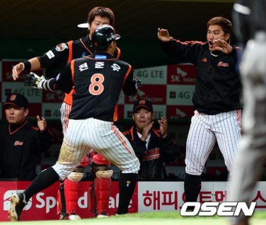 10회초 2사 만루 롯데 정훈의 역전 밀어내기 볼넷때 홈을 밟은 3루주자 전준우가 더그아웃에서 동료들과 환호하고 있다. ⓒOSEN