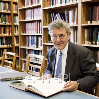 ↑로빈 제이콥스 영국 항소법원 판사. 사진=UCL LAW 웹사이트.