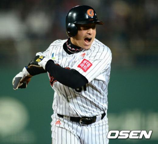 1회말 1사 1,2루 롯데 전준우의 좌전 적시타때 2루주자 손아섭이 득점 후 환호하고 있다. ⓒ사진제공=OSEN