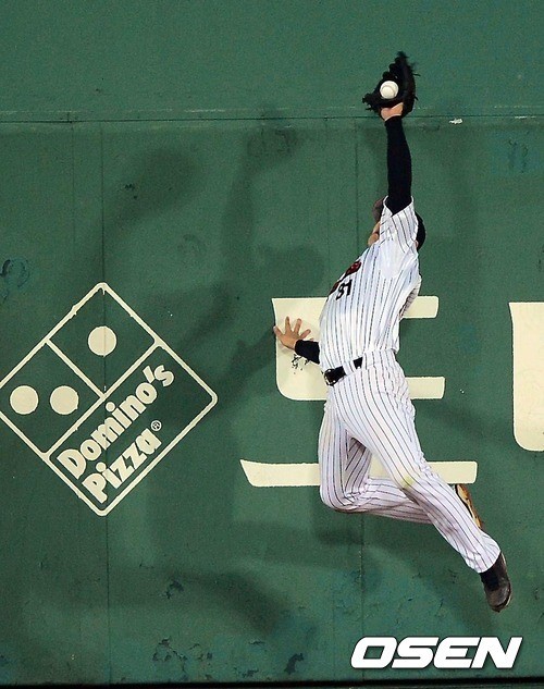 4회초 무사 1루 이호준의 큼지막한 타구를 손아섭이 멋지게 잡아내고 있다. ⓒ사진제공=OSEN