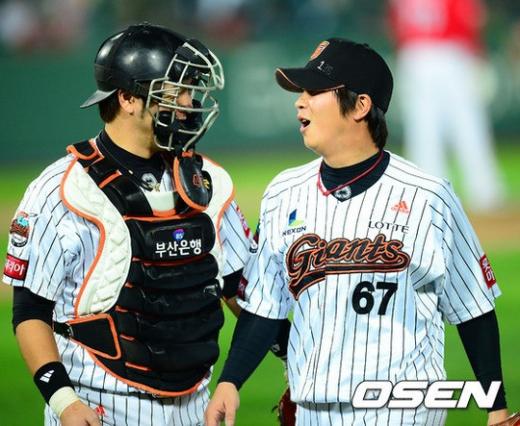 7회초 수비를 마친후 강민호가 김성배를 따뜻하게 맞고있다. ⓒ사진제공=OSEN