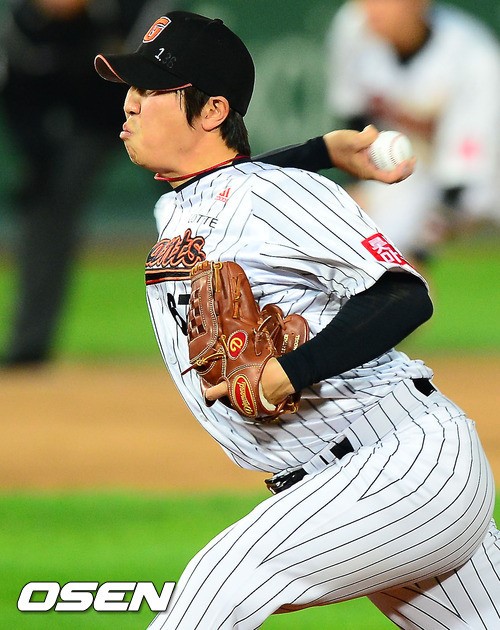 6회초 1사 1,3루 롯데 고원준과 교체된 김성배가 힘차게 공을 던지고 있다. ⓒ사진제공=OSEN