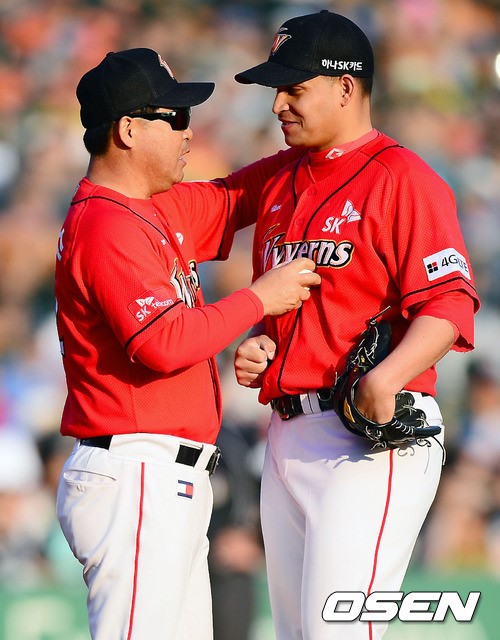7회말 무사 주자 1루 롯데 강민호 타석에서 SK 선발 마리오가 교체되며 이만수 감독과 포옹을 하고 있다. ⓒ사진제공=OSEN