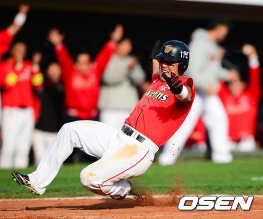 5회초 1사 주자 1루 SK 박재상의 우익수 오른쪽 선취 1타점 적시타때 1루 주자 정근우가 홈으로 몸을 날리며 세이프 되고 있다. ⓒ사진제공=OSEN