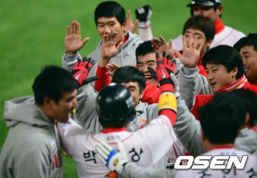 5회말 2사1,3루에서 SK 박재상이 롯데 강민호의 2루 견제 악송구에 홈을 밟고 동료선수들과 기뻐하고 있다. ⓒ사진제공=OSEN