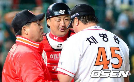 6회초 SK 이만수 감독이 투수 교체를 위해 마운드에 올라 채병용과 이야기를 나누고 있다. ⓒ사진제공=OSEN