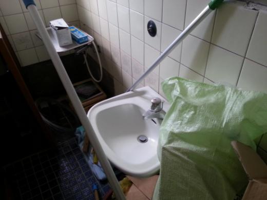 ↑ 폐허 상태인 '한산 레지던시'의 내부 모습.3 (홍지만 의원실 제공)