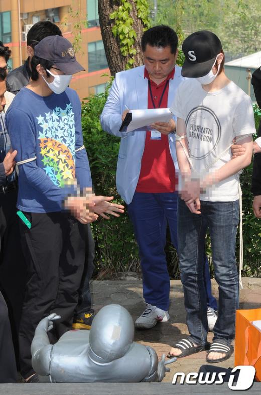 지난 5월 창천동 대학생 살인사건 현장검증. News1 송원영 기자
