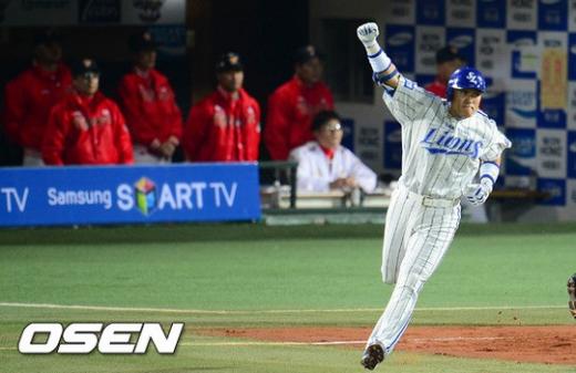24일 오후 대구구장에서 열린 '2012 팔도 프로야구' 삼성 라이온즈와 SK 와이번스 한국시리즈 1차전 경기 1회말 1사 1루 이승엽이 투런 홈런을 친 후 베이스를 돌며 손을 번쩍 들고있다. ⓒ사진제공=OSEN
