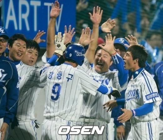 7회말 1사 2루에서 삼성 강명구가 배영섭의 내야안타때 홈에서 SK 조인성의 태그에 앞서 슬라이딩 세이프되고 있다. ⓒ사진제공=OSEN