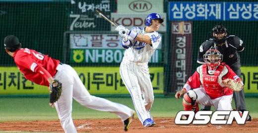 1회말 1사 1루에서 이승엽이 투런 홈런포를 쏘아 올리고 있다. ⓒ사진제공=OSEN