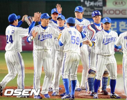 25일 오후 대구구장에서 열린 2012 팔도 프로야구 삼성 라이온즈와 SK 와이번스의 한국시리즈 2차전 경기 종료 후 삼성 선수들이 하이파이브를 하고 있다. ⓒ사진제공=OSEN