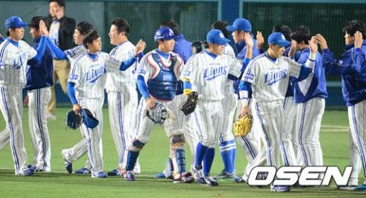 25일 오후 대구구장에서 열린 2012 팔도 프로야구 삼성 라이온즈와 SK 와이번스의 한국시리즈 2차전 경기 종료 후 삼성 선수들이 하이파이브를 하고 있다. ⓒ사진제공=OSEN