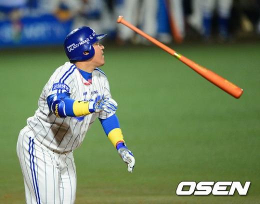 25일 오후 대구구장에서 열린 2012 팔도 프로야구 삼성 라이온즈와 SK 와이번스의 한국시리즈 2차전, 7회말 2사 1루에서 삼성 최형우가 외야플라이 타구를 바라보고 있다. ⓒ사진제공=OSEN