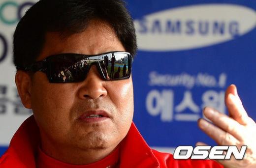 25일 오후 대구구장에서 열린 2012 팔도 프로야구 삼성 라이온즈와 SK 와이번스의  한국시리즈 2차전, 경기에 앞서 SK 이만수 감독이 취재진과 이야기를 나누고 있다. ⓒ사진제공=OSEN