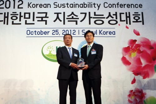 ↑지난 25일 서울 중구 소공동 프라자호텔에서 열린 '2012 대한민국 지속가능성대회'에서 포스코건설 최진호 경영지원실장(왼쪽)이 '건설/엔지니어링 분야' 1위 수상을 하고 있다. ⓒ포스코건설 제공