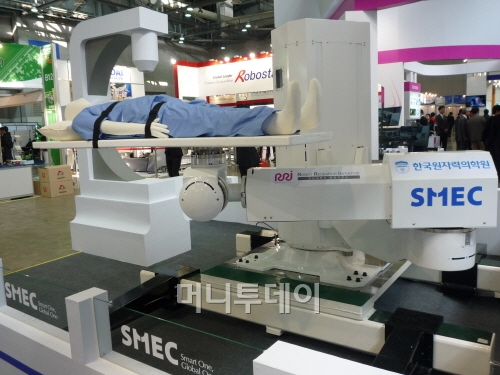 전남대의대와 공동 개발 중인 암 치료용 로봇.