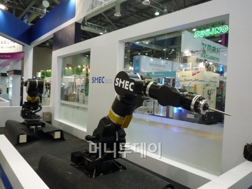 SMEC의 7축로봇. 7개의 관절이 동작하며 세밀하고 다양한 움직임이 가능하다.