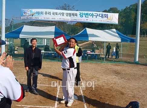 ↑'제1회 우리국토사랑 강변야구대회' 참가한 블랙루디니스 감독이 권병윤 서울지방국토관리청장으로부터 기념품을 증정받았다.ⓒ송학주