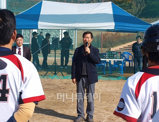 ↑'제1회 우리국토사랑 강변야구대회' 축하인사를 하고 있는 권병윤 서울지방국토관리청장.ⓒ송학주