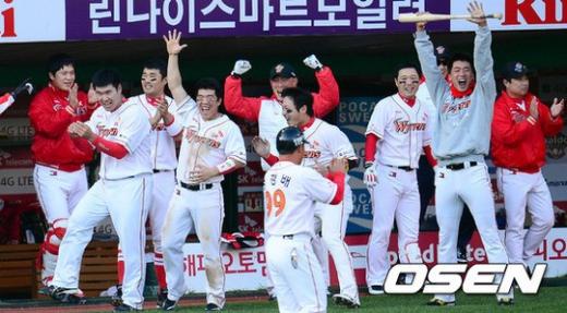 6회말 2사 1,2루 김강민이 스리런포를 치자 덕아웃에 있던 SK 선수들이 환호하고 있다. ⓒ사진제공=OSEN