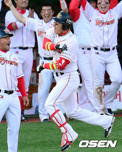 6회말 2사 1,2루 김강민이 스리런포를 친 후 환호하고 있다. ⓒ사진제공=OSEN