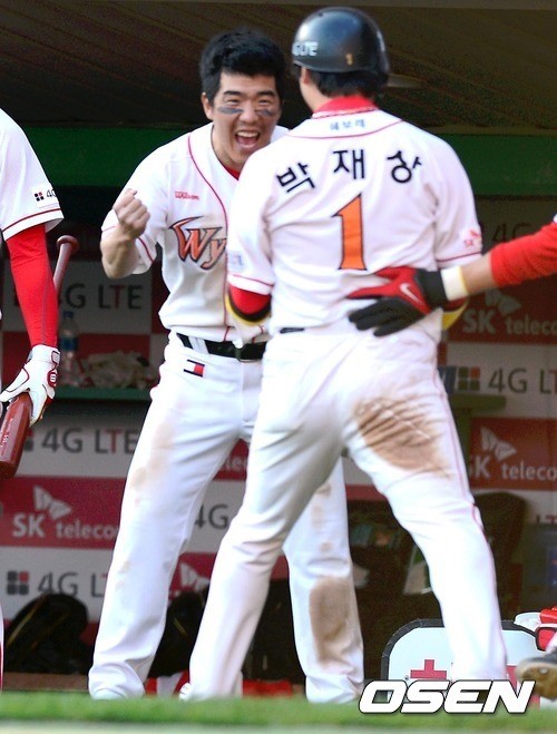 6회말 1사 1,3루 상대의 실책으로 역전을 한 SK 정근우가 환호하고 있다. ⓒ사진제공=OSEN