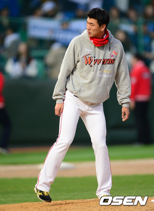 한국시리즈 3차전 경기 후 4차전 선발이 유력한 SK 김광현이 마운드를 점검하고 있다. ⓒ사진제공=OSEN