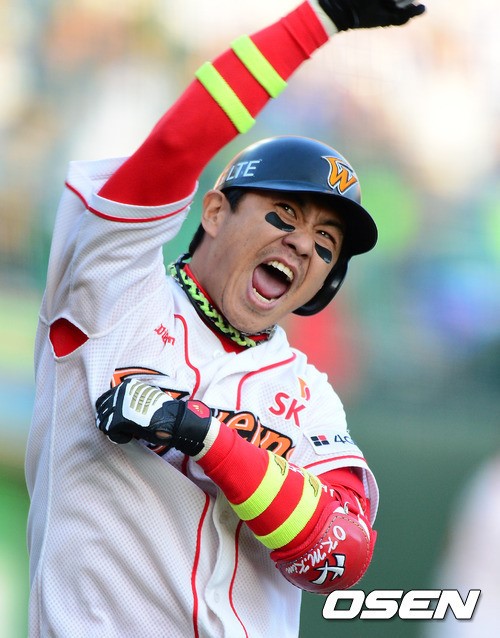 6회말 2사 1,2루에서 김강민이 스리런 홈런포를 터트린 후 환호하고 있다. ⓒ사진제공=OSEN