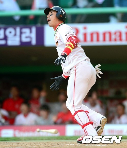 6회말 2사 1,2루에서 김강민이 스리런 홈런을 치고 있다. ⓒ사진제공=OSEN