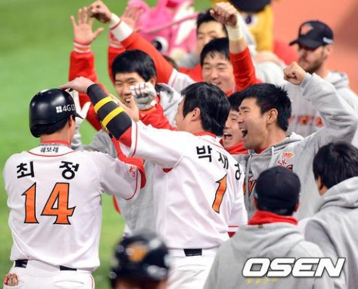 4회말 1사에서 SK 최정이 백투백 솔로 홈런을 날린 후 동료들의 축하를 받고 있다. ⓒ사진제공=OSEN